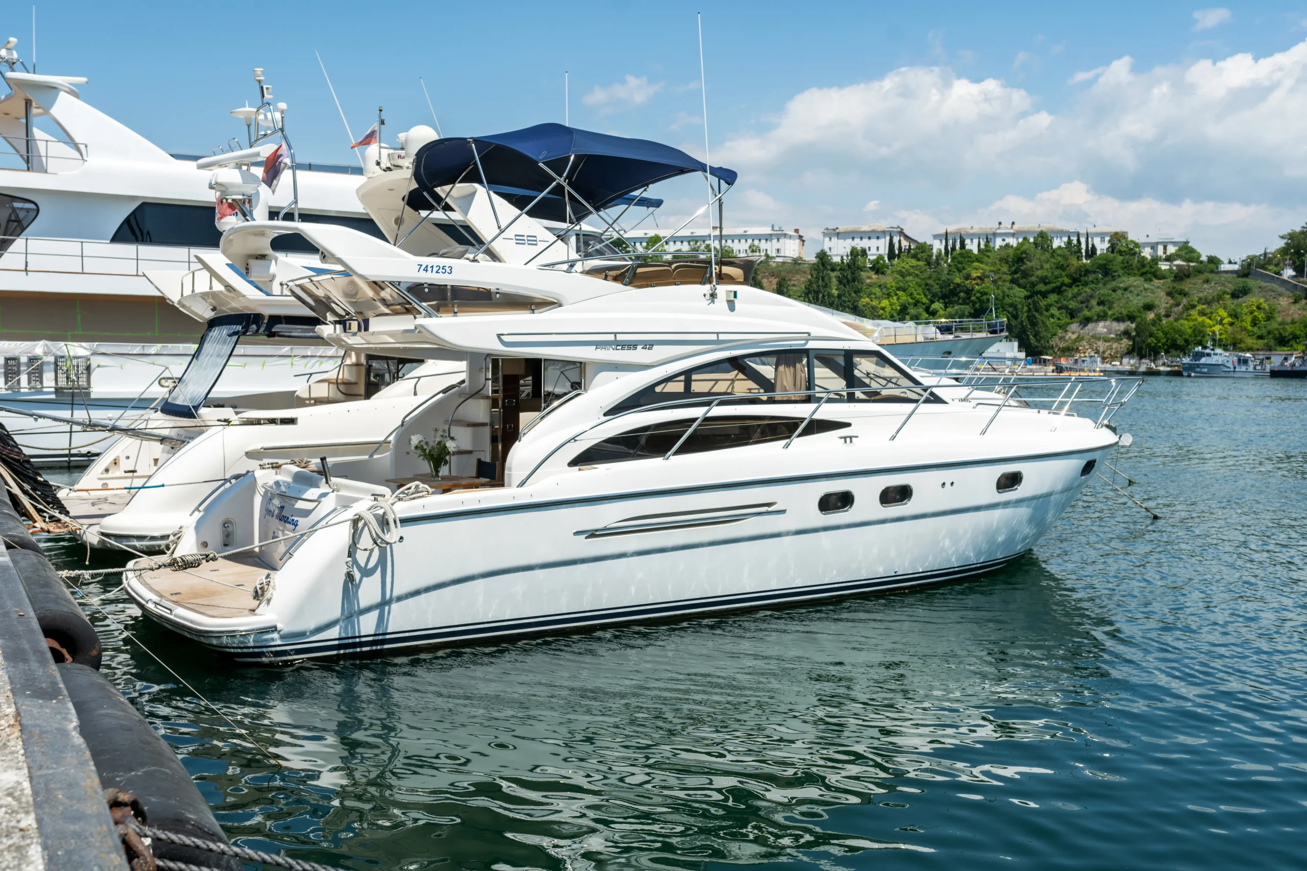 Яхта Princess 42